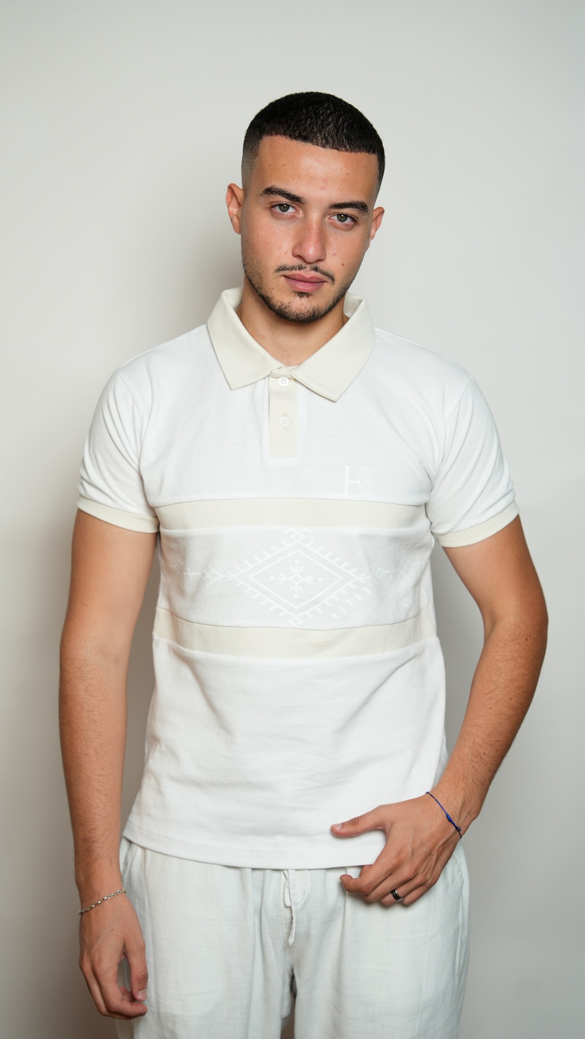 Polo Héros-Blanc Djurdjura-Motifs Berbéres